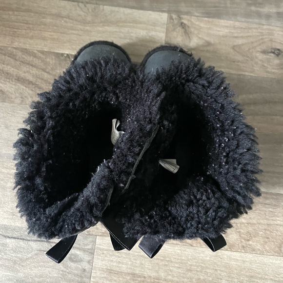 Girl’s Toddler Bailey Bow Black UGG Boots - Picture 5 of 11